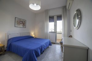 Camera Fronte mare trilocale