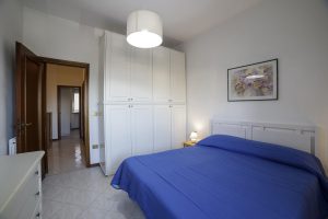 Camera fronte mare trilocale (3)