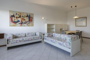 Soggiorno trilocale (3)