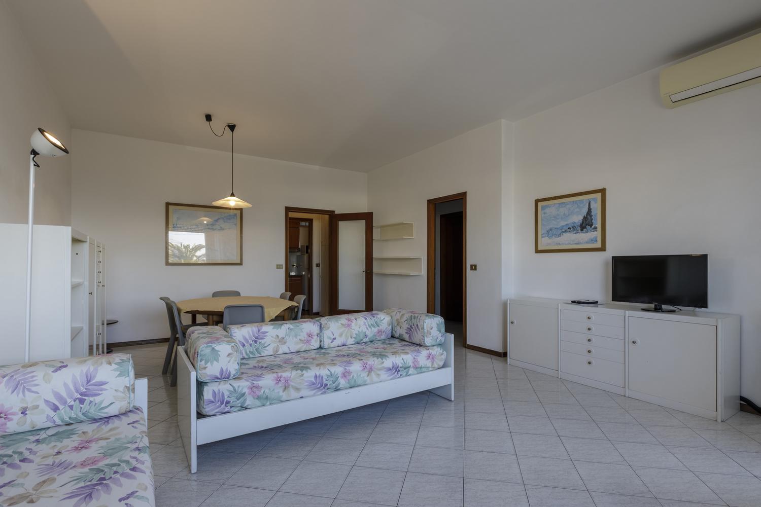 Soggiorno trilocale (5)